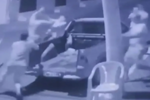 Homem bate na tia da ex-esposa e é agredido por familiares da vítima, em Piracanjuba (Foto: Reprodução/TV Anhanguera)