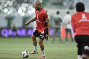 Daniel Alves durante treinamento pelo São Paulo