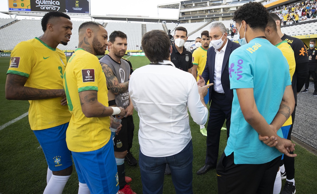 Jogadores de Brasil e Argentina conversam durante paralisação do jogo