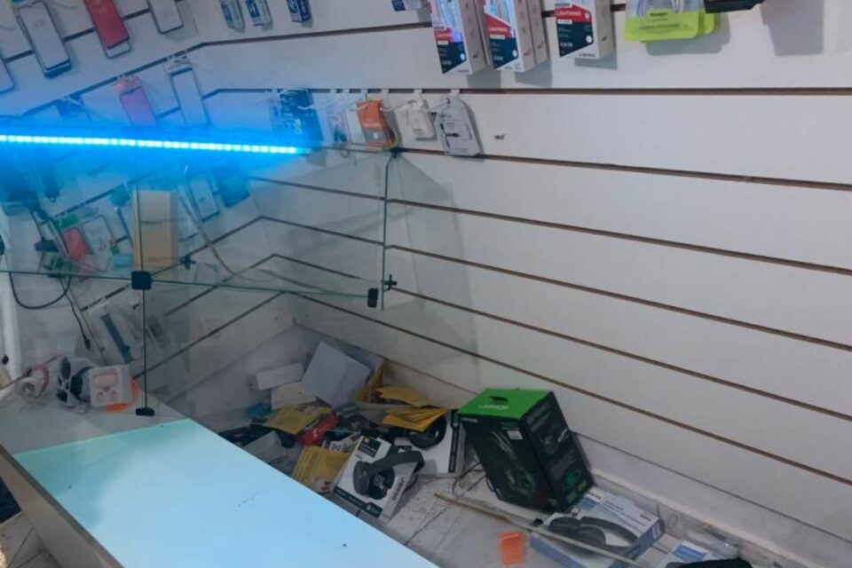 Dono de loja de celulares tem estabelecimento invadido e destruído em Anápolis