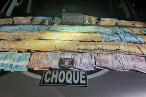 Parte do dinheiro encontrado com os criminosos