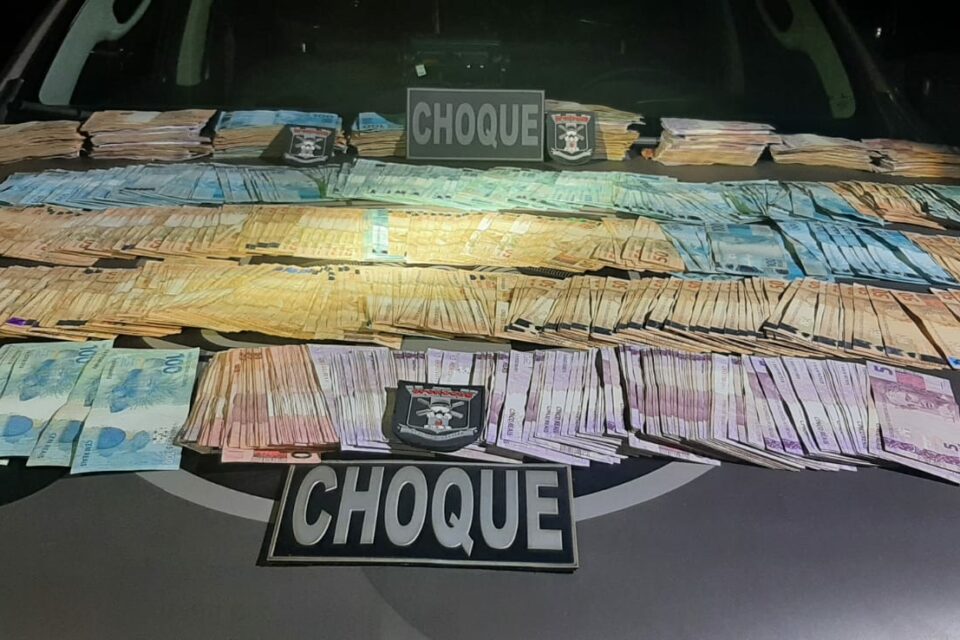 Parte do dinheiro encontrado com os criminosos