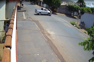 Motociclista é arremessada após ser atingida por carro em Rio Verde ( Foto: Reprodução/TV Anhanguera)