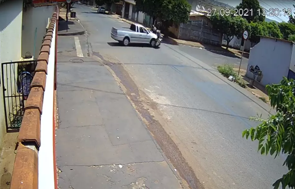 Motociclista é arremessada após ser atingida por carro em Rio Verde ( Foto: Reprodução/TV Anhanguera)