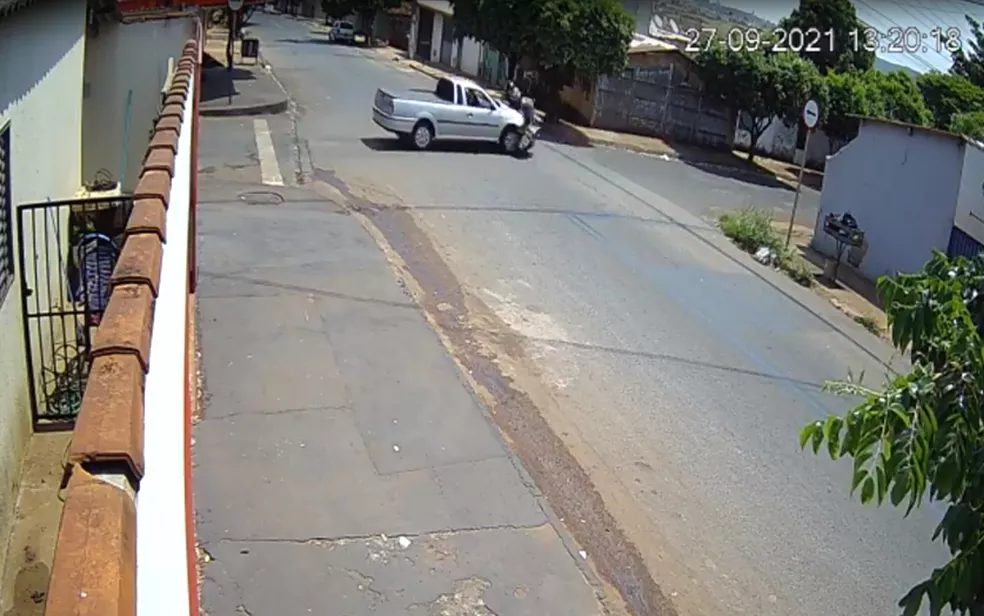 Motociclista é arremessada após ser atingida por carro em Rio Verde ( Foto: Reprodução/TV Anhanguera)