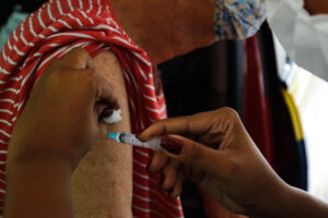 Idosos de 89 a 84 anos recebem dose de reforço nesta semana no Rio