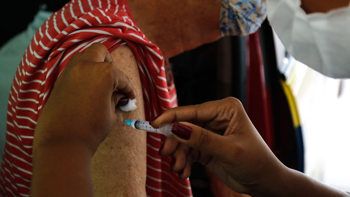 Idosos de 89 a 84 anos recebem dose de reforço nesta semana no Rio