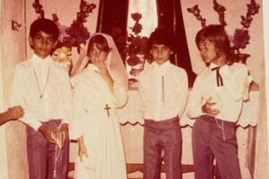 Xuxa faz sessão nostalgia e mostra de 1ª comunhão a 'namoradinho' de infância