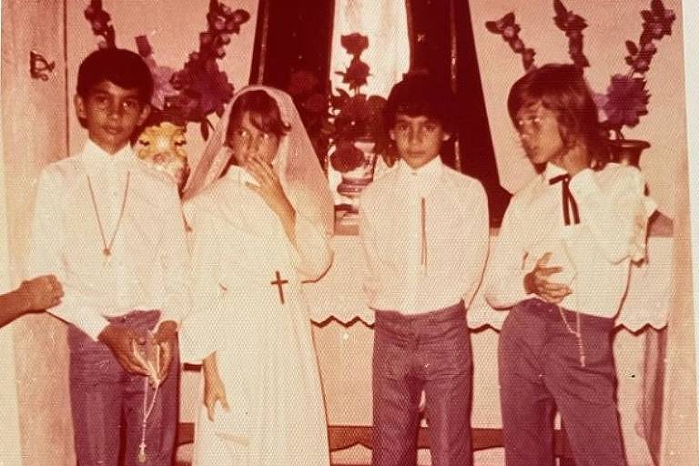 Xuxa faz sessão nostalgia e mostra de 1ª comunhão a 'namoradinho' de infância