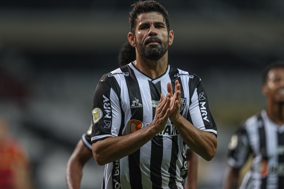 Diego Costa comemora com a camisa do Atlético-MG