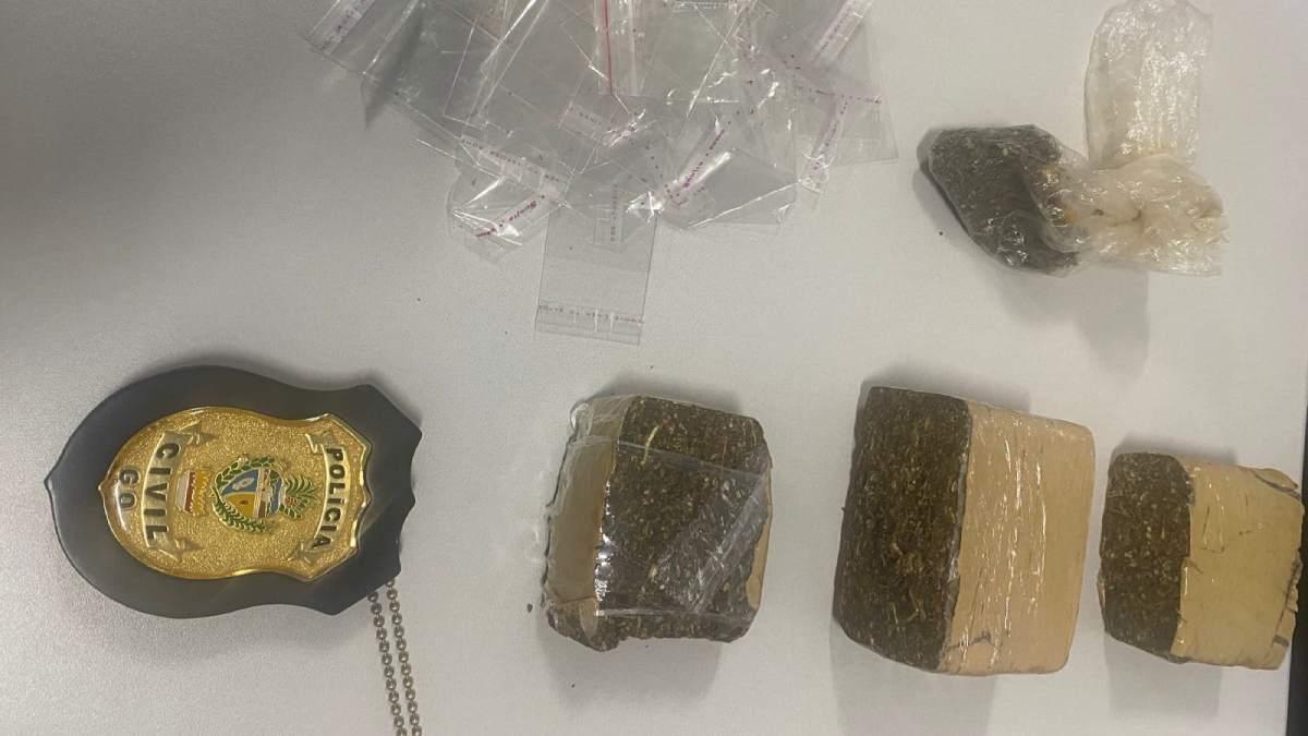 Mulher é presa suspeita de obrigar filha de 12 anos a vender drogas em Goiânia (Foto: Divulgação - PC)