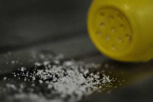 Redução de sódio nos alimentos pode prevenir 2,6 mil mortes em 20 anos