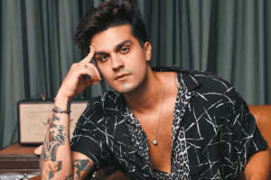 "Exagerou no Photoshop hein?!", comentou uma internauta. Confira a imagem!. Luan Santana é acusado de editar os braços em foto: veja