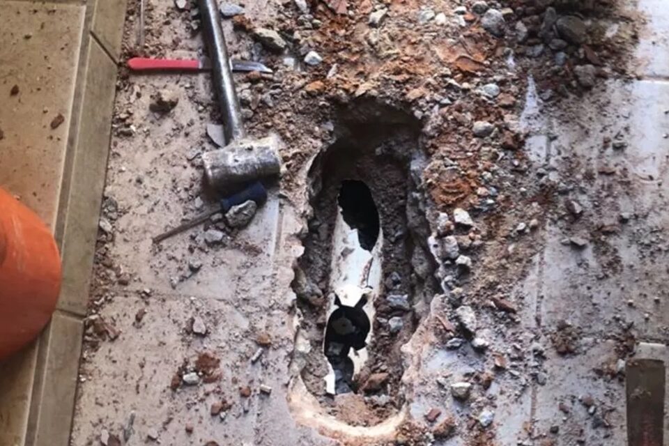 Cano onde animal ficou preso (Foto: CBM)