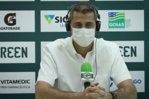 Dante durante coletiva de apresentação do Goiás Vôlei