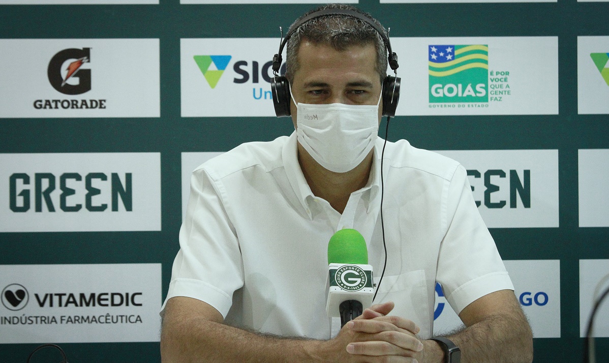 Dante durante coletiva de apresentação do Goiás Vôlei