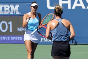 Luisa Stefani (frente) e Gabby Dabrowski (costa)