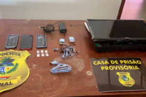 Advogados tentam levar celulares para detentos do Complexo Prisional de Aparecida (Foto: TVAnhanguera - Reprodução)