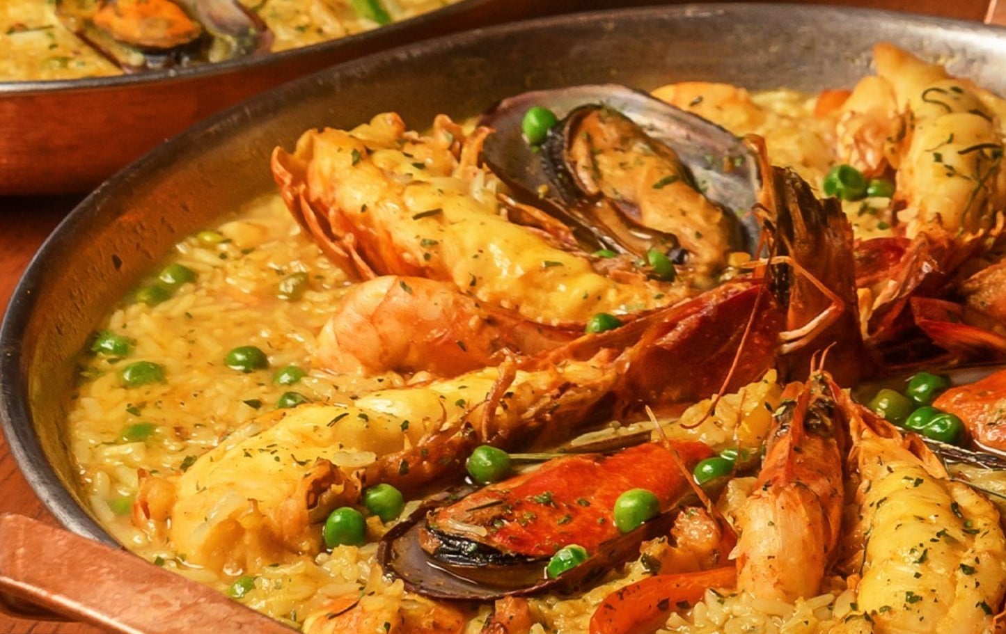 Paella caldosa com lagosta é opção no Coco Bambu, um dos restaurantes de frutos do mar em Goiânia 