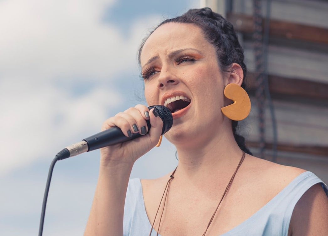 Cantora Sellva lança filme musical "Fala de Mim" nesta quinta