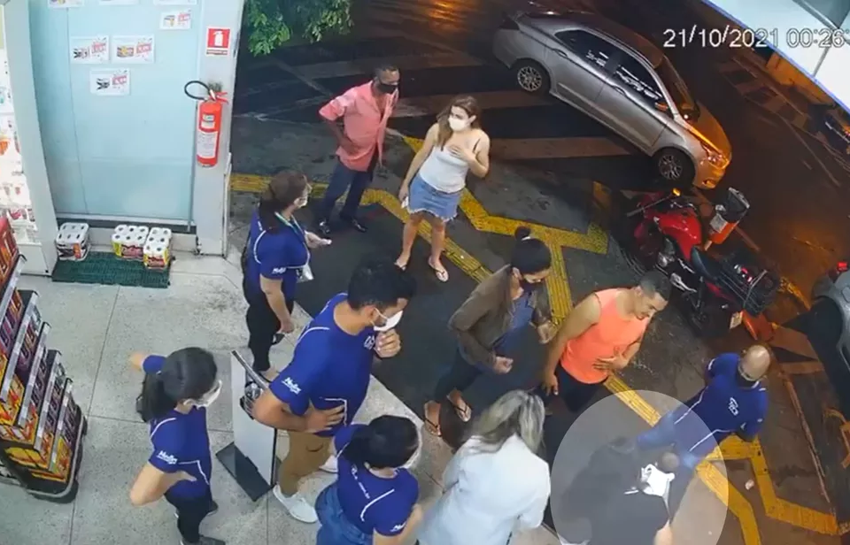 'Não sei o que seria de nós sem ela ali', diz mãe de bebê salva por policial em Goiânia (Foto: Reprodução/TV Anhanguera)