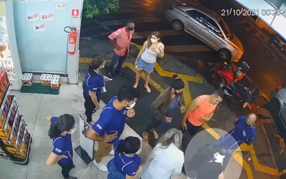 'Não sei o que seria de nós sem ela ali', diz mãe de bebê salva por policial em Goiânia (Foto: Reprodução/TV Anhanguera)