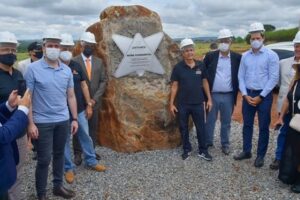 Gustavo Mendanha e Daniel Vilela em agenda no polo aeronáutico