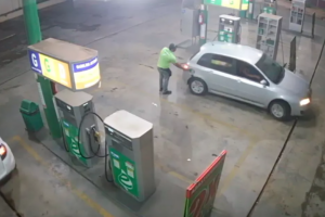 Polícia prende dois homens por abastecer o carro e fugir sem pagar, em Caldas Novas (Foto: Reprodução/ TV Anhanguera)