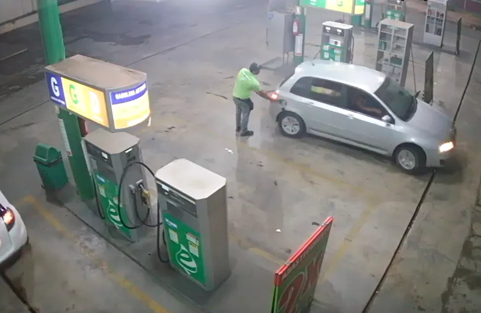 Polícia prende dois homens por abastecer o carro e fugir sem pagar, em Caldas Novas (Foto: Reprodução/ TV Anhanguera)