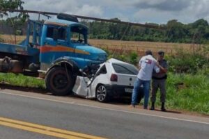 Carro ficou destruído ao colidir contra um caminhão (Foto: Reprodução)