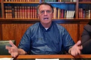 PF intima Bolsonaro Presidente usou o conteúdo do inquérito para atacar a segurança das urnas eletrônicas. PF intima Bolsonaro ataque hacker no TSE Após Facebook e Instagram, YouTube derruba live de Bolsonaro com mentira sobre vacina e Aids