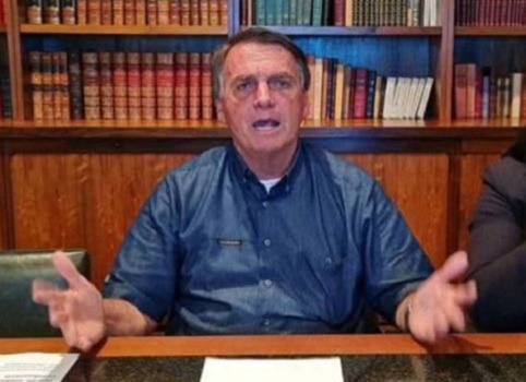 PF intima Bolsonaro Presidente usou o conteúdo do inquérito para atacar a segurança das urnas eletrônicas. PF intima Bolsonaro ataque hacker no TSE Após Facebook e Instagram, YouTube derruba live de Bolsonaro com mentira sobre vacina e Aids