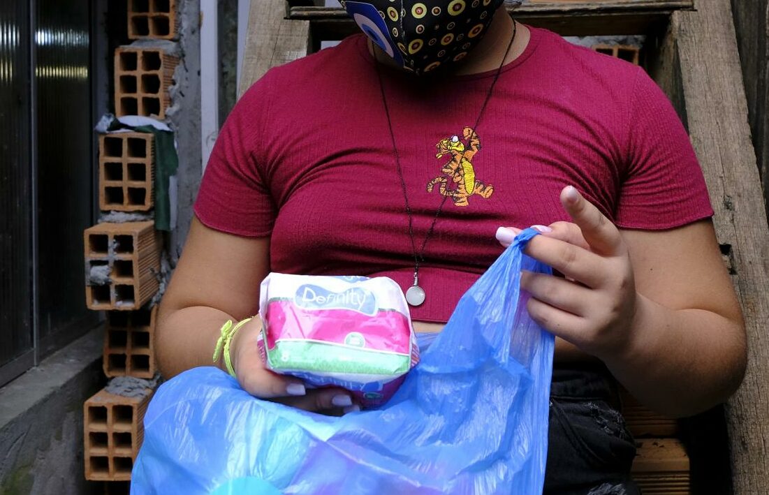 Pobreza menstrual: Médica fala sobre riscos à saúde de mulheres que improvisam absorventes