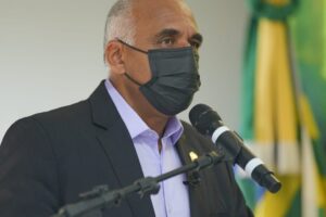 Prefeito Rogério Cruz de másacara