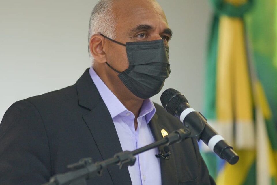 Prefeito Rogério Cruz de másacara