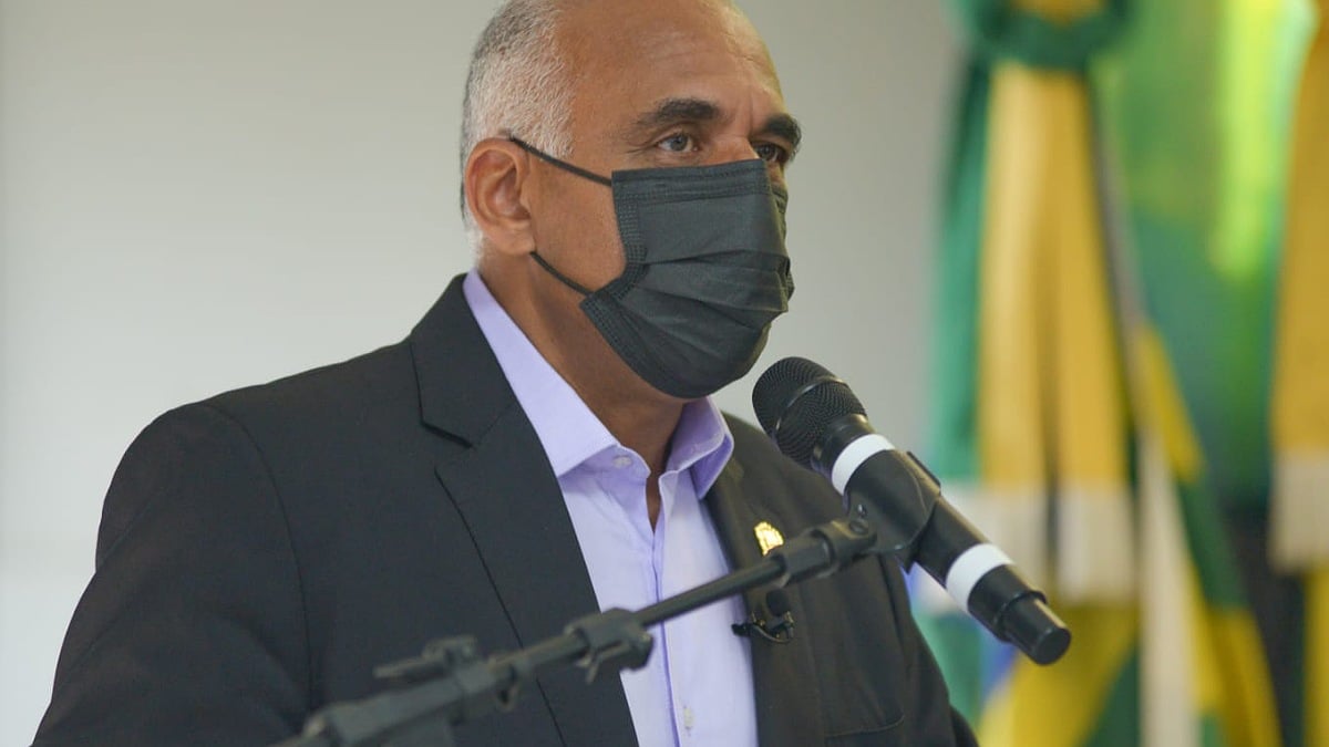 Prefeito Rogério Cruz de másacara