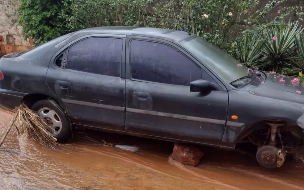 Carro em que a criança ficou presa durante 20 minutos após ser arrastada pela enxurrada