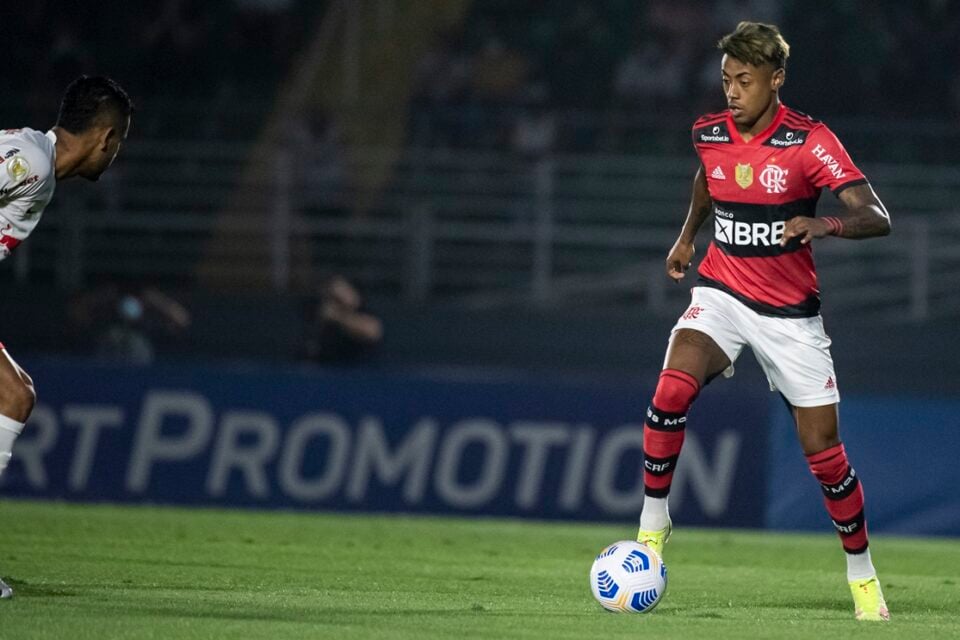 Bruno Henrique tenta passar pelo marcado no jogo do Flamengo