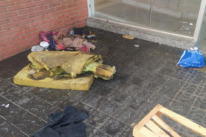 Mulher estava deitada no colchão quando o companheiro ateou fogo. (Foto: Reprodução)