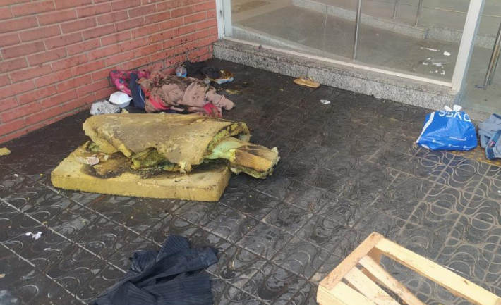 Mulher estava deitada no colchão quando o companheiro ateou fogo. (Foto: Reprodução)