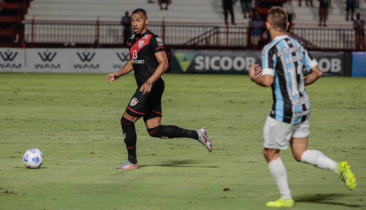 Marlon Freitas domina a bola no jogo contra o Grêmio