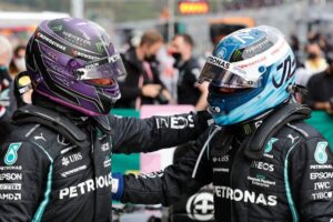 Hamilton e Bottas se cumprimentam