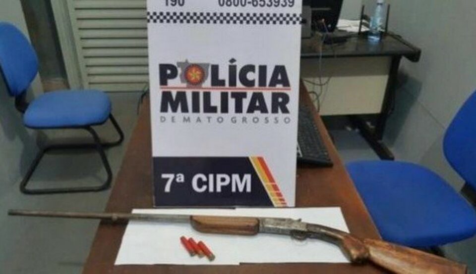 Espingarda apreendida com homem que tentou matar porco e atirou em si mesmo