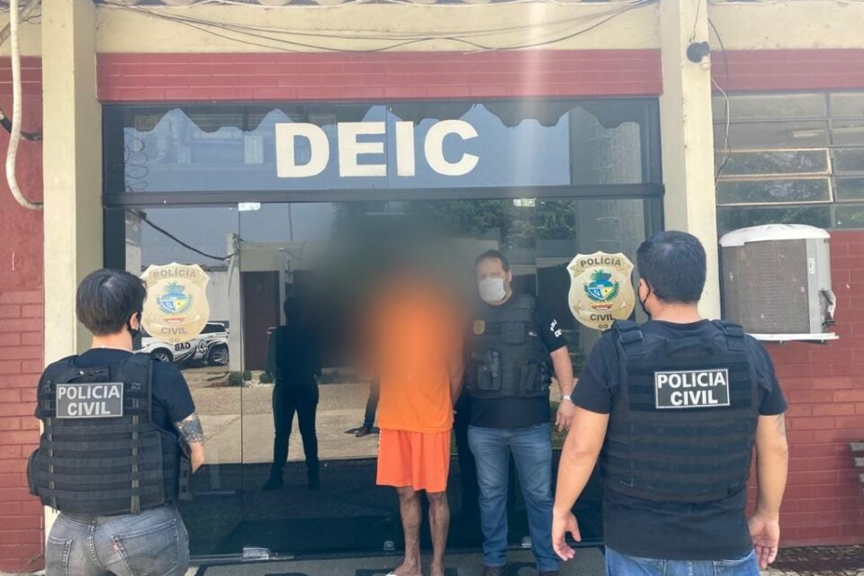 Momento que o suspeito de matar idoso a pedradas chega à delegacia