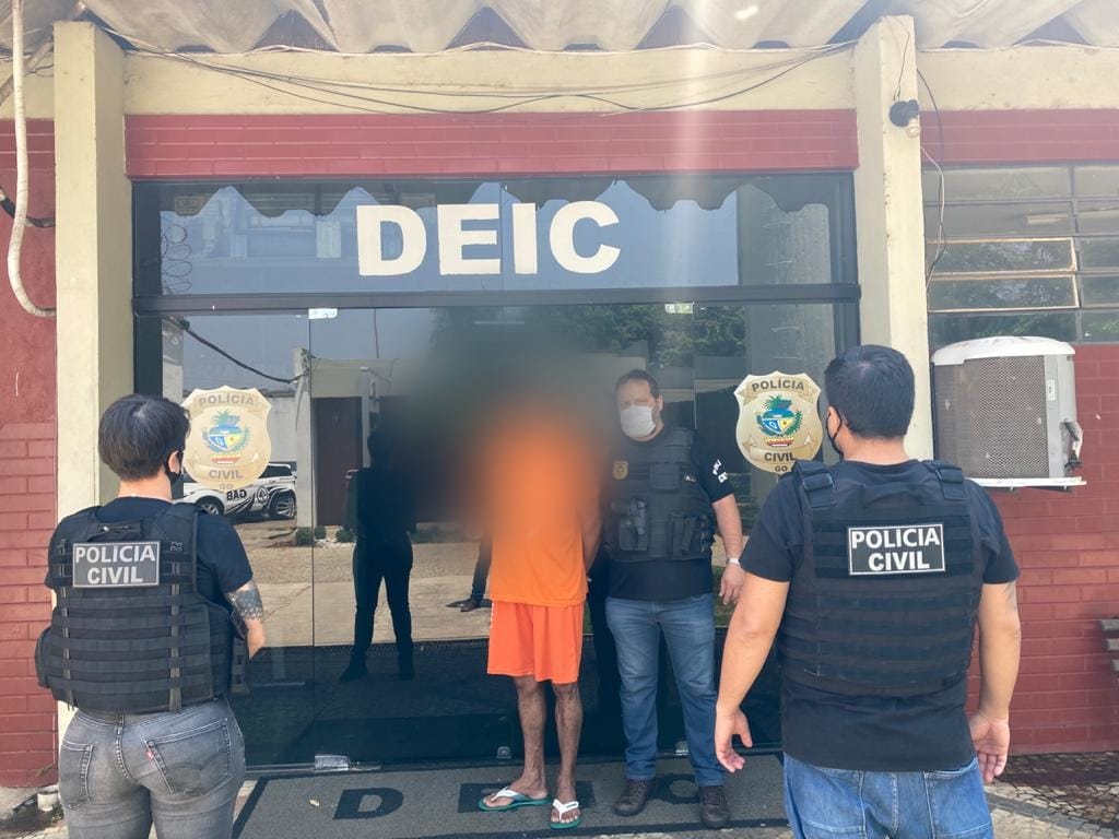 Momento que o suspeito de matar idoso a pedradas chega à delegacia