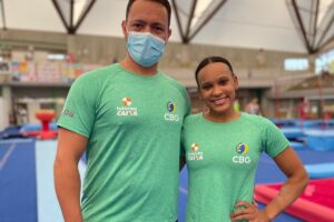 Rebeca Andrade ao lado do seu treinador se prepara para disputa do Mundial de Ginástica