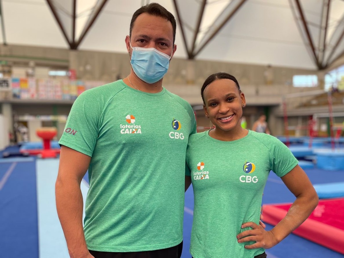 Rebeca Andrade ao lado do seu treinador se prepara para disputa do Mundial de Ginástica