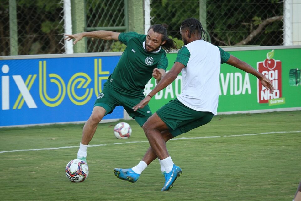 Apodi durante treino no Goiás