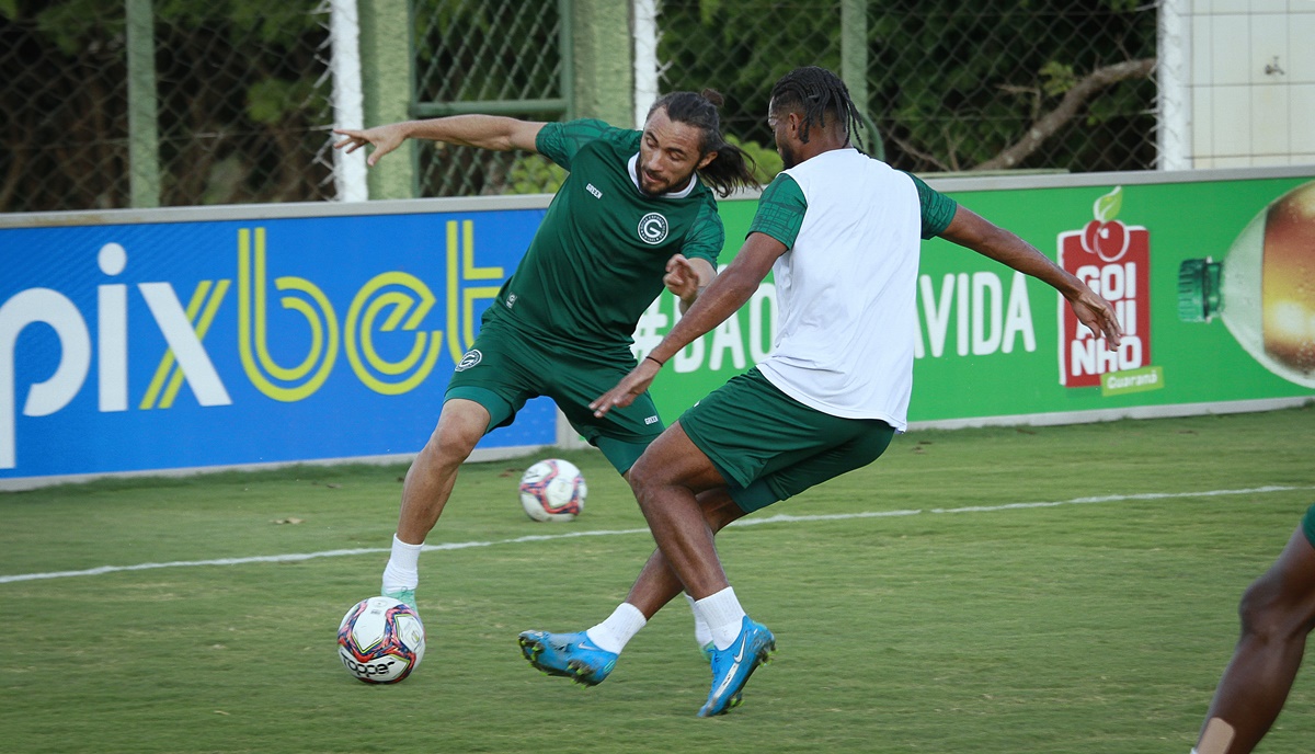 Apodi durante treino no Goiás