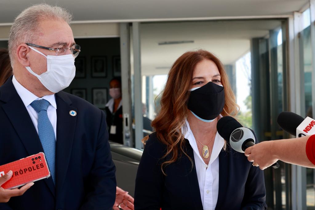 Ministro da Saúde, Marcelo Queiroga, ao lado da pesquisadora da Universidade de Oxford Ann Sue Clemens (Foto: Twitter)